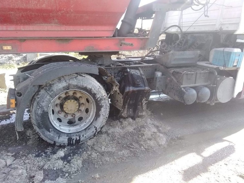 Czołowe zderzenie ciężarówki z autem osobowym pod Strzelinem 