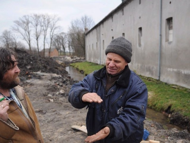 - Kanał D dotąd był zamulony, zarośnięty, zatem płytki; wystarczyło trochę opadów i już woda wylewała się i podtapiała gospodarstwa - wyjaśnia Henryk Żyłka dziennikarzowi "GL". Gdy rów zostanie pogłębiony woda już nie wystąpi z brzegów.