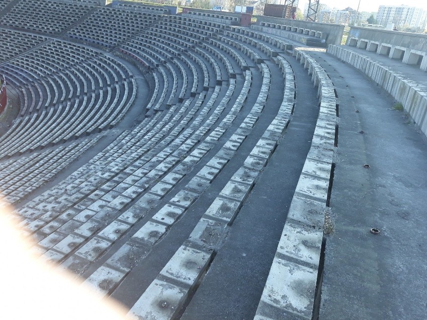 Trwa etap rozbiórkowy na stadionie Pogoni Szczecin. Na...