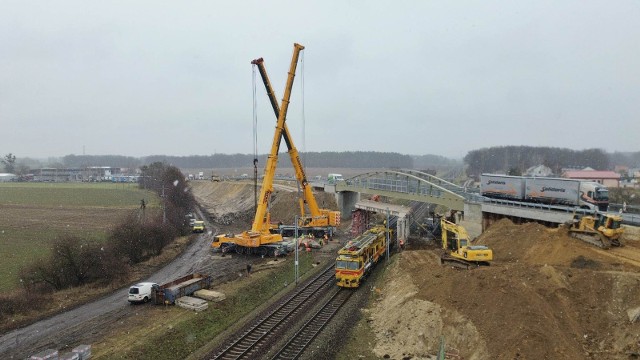 Na trasie Opole - Lewin Brzeski pękł betonowy element wiaduktu.