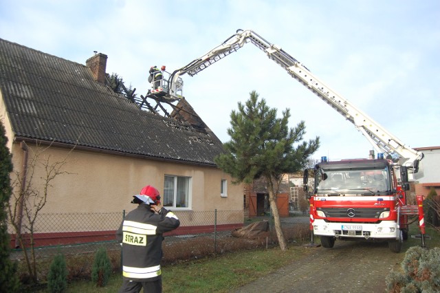 Ogień zauważono dzisiaj w nocy, tuż po godzinie 3. Pożar wybuchł w nocy w budynku przy ul. Sienkiewicza 1. To dom jednorodzinny.- Drewniana konstrukcja dachu i pokrycie dachu spłonęło w 50 procentach - informuje Franciszek Sobiechowski, zastępca komendanta powiatowego PSP w Nakle. Straty oszacowano wstępnie na 50 tys. zł. Zdaniem strażaków dom, mimo pożaru, nadaje się do zamieszkania. Ostateczną decyzję w tej sprawie podejmie jednak powiatowy inspektor budowlany. Gaszenie trwało do godz. 8. Przez całe przedpołudnie strażacy pomagali poszkodowanym zabezpieczyć budynek folią.Pogoda na dzień + 2 kolejne dni (05 + 06-07.12.2016) | POLSKAŹródło: TVN Meteo Active/x-news