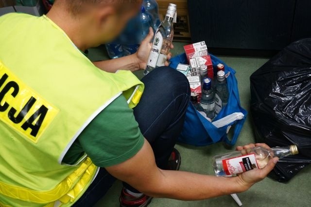 Nielegalny handel używkami na targu w Rudzie Śląskiej. Policja przejęła alkohol i papierosy [FOTO]