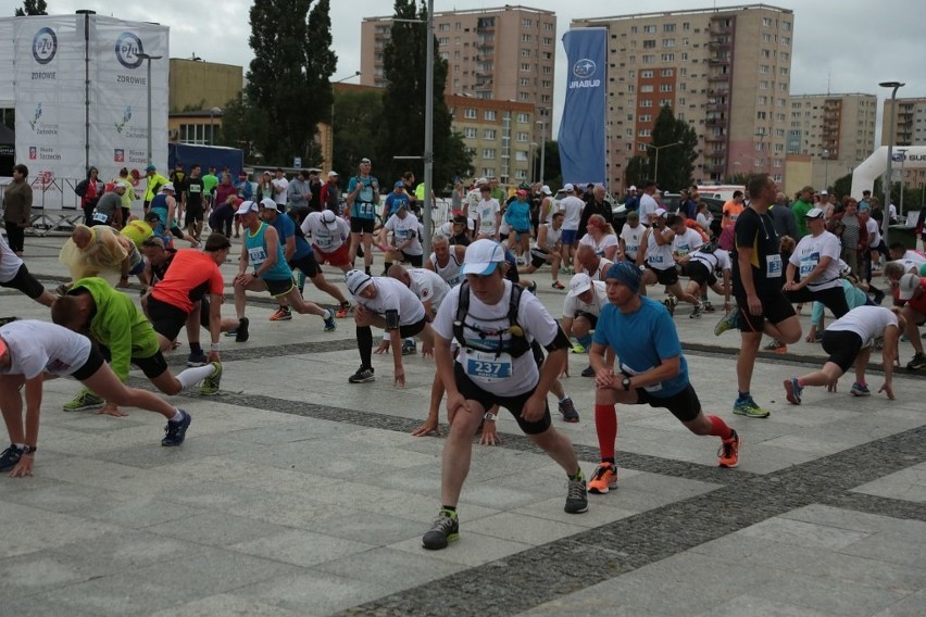 2. PZU Maraton Szczeciński. Rozgrzewka przed biegiem [zdjęcia]