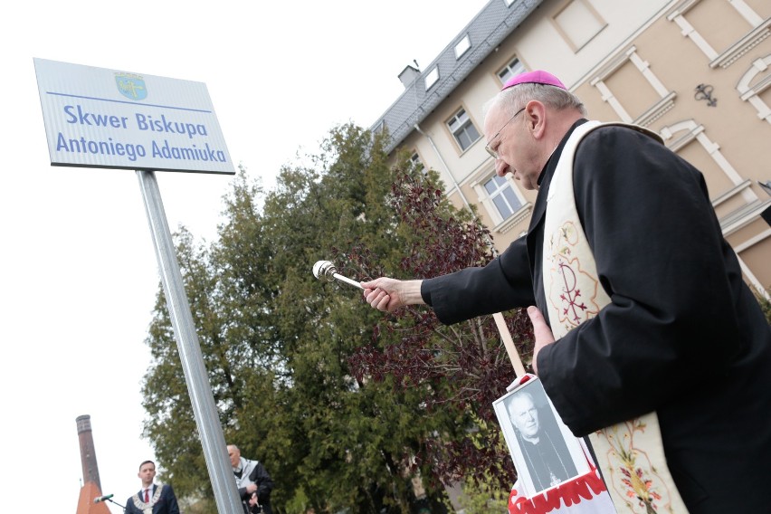 Imię bpa Adamiuka plac przy zbiegu ulic Katedralnej i ks....