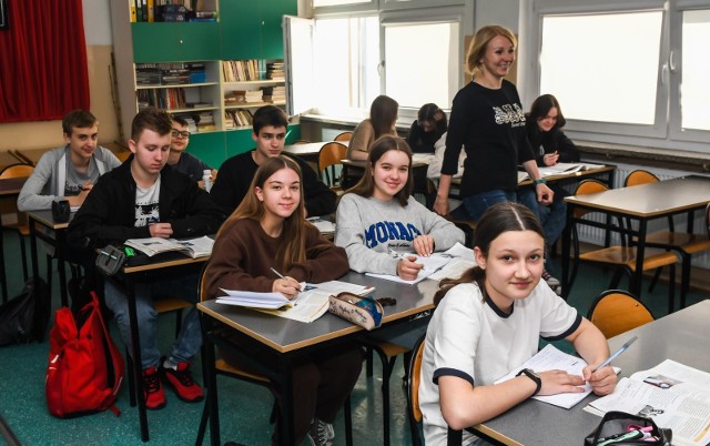 W oddziałach klasy ósmej szkół podstawowych ogólnodostępnych i specjalnych prowadzonych przez Miasto Bydgoszcz uczy się w tym roku szkolnym 4087 uczniów. Na zdjęciu ósmoklasiści z SP nr 32.