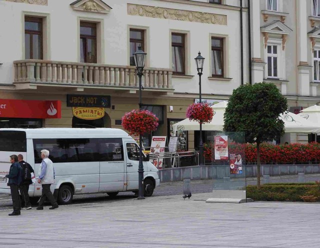 Wadowice. Bus jadący przez rynek czyli Plac Jana Pawła II.