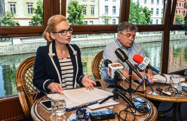 Dominika i Waldemar Matuszakowie podczas konferencji, na której poinformowali o konflikcie z urzędem miasta w sprawie Rzeki Muzyki.