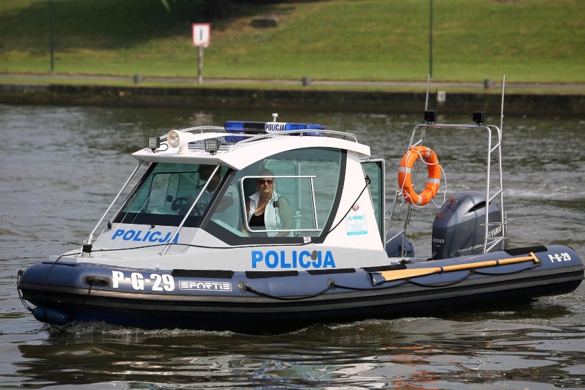 Kraków. Policjanci z Komisariatu Wodnego dbają o...