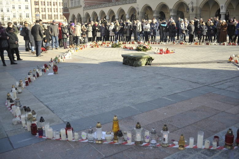 Kir z herbem Gdańska został złożony na koniec uroczystości....