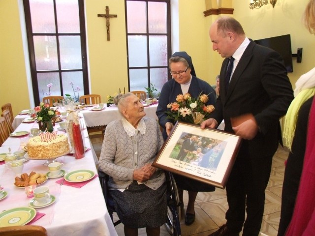 Mieszkająca w DPS Chełmno, a pochodząca z okolic Chojnic Elżbieta Rogala (na zdjęciach z poprzednich urodzin) kończy 110 lat! Marszałek województwa kujawsko-pomorskiego wyszedł z ciekawą inicjatywą. Przyłączycie się?