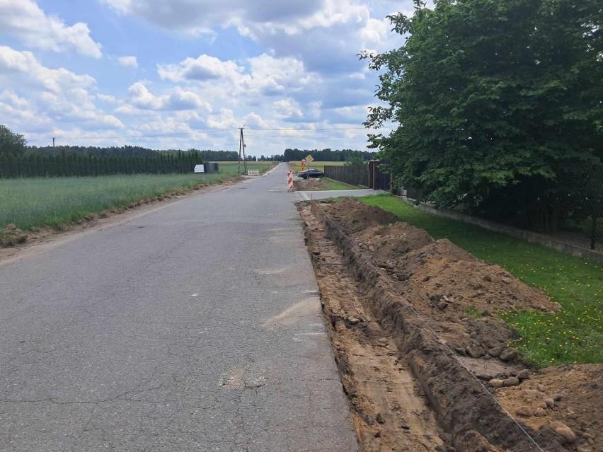 Ruszyła przebudowa drogi powiatowej Kadłubska Wola - Rogolin w gminie Radzanów. Będzie nowy asfalt i pobocza 