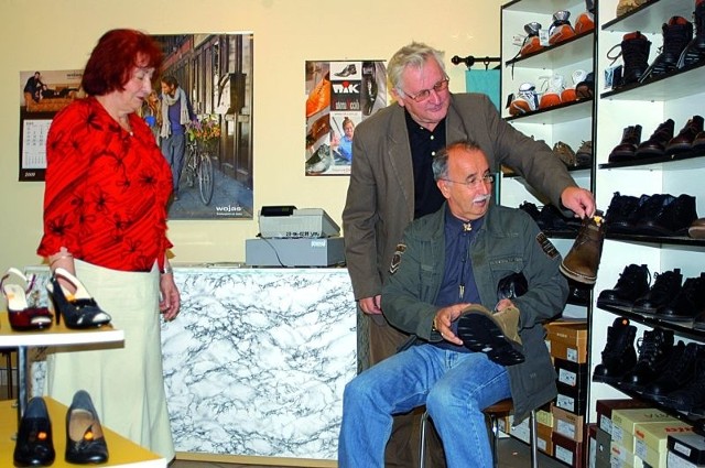 Tomasz Rusinowski (przymierza buty) o cenę targuje się zawsze. Właścicielka Irena Koc daje mu rabat i oboje są zadowoleni.