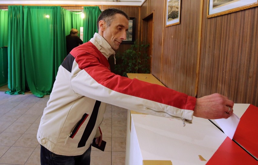 Głosowanie w lokalu wyborczym nr 9 przy ul. Nowe Miasto w...