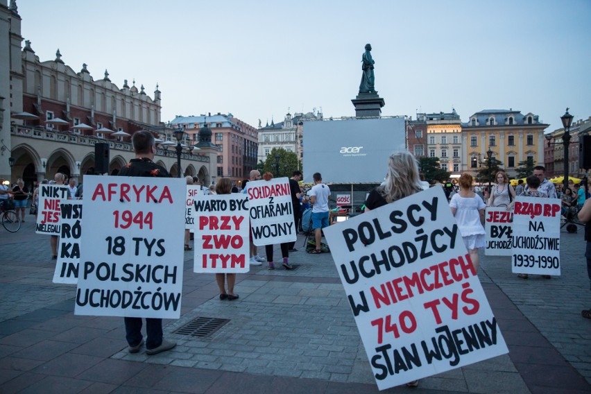 "Bój się Boga nie uchodźców". Happening KOD w Krakowie [ZDJĘCIA, WIDEO]