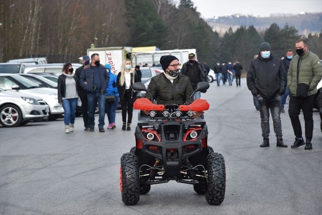 Giełda w Miedzianej Górze w niedzielę, 28 marca mimo nowych obostrzeń związanych z pandemią koronawirusa przyciągnęła sporo ludzi. Co ciekawe, mimo, że była to ostatnia giełda przed świętami wielkanocnymi tym razem oferta związana z tym czasem nie cieszyła się przesadną popularnością. Świetnie szło wszystko co ma związek z ogrodem  - rośliny, narzędzia, nawozy i inne. Dobrze szły też letnie opony. Sprzedający narzekali jednak, że ludzie są przerażeni koronawirusem i na giełdzie w niedzielę 28 marca było nieco mniej ludzi niż zwykle.Zobaczcie co szło najlepiej na giełdzie w Miedzianej Górze w niedzielę 28 marca