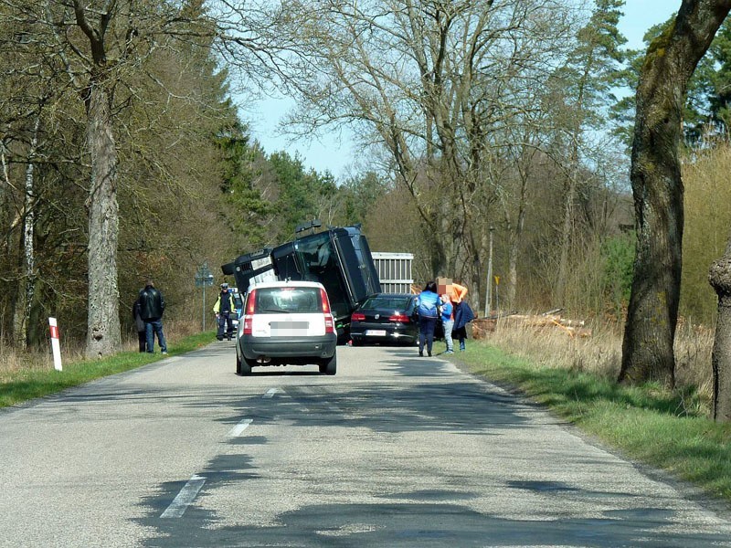 Wypadek. Ciężarówka z drzewem uderzyła w volkswagena