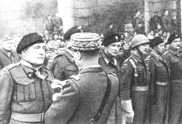 Generał Stanisław Maczek dekorowany  francuskim orderem bojowym. Paryż, luty 1945 r.