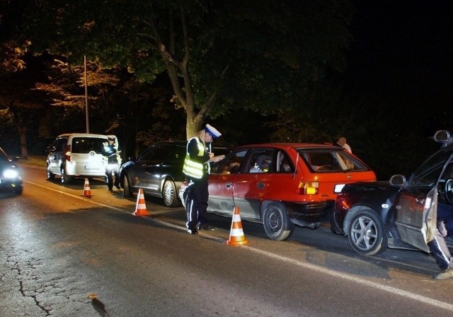 Na ulicy Kaszubskiej w Słupsku doszło do zderzenia trzech aut osobowych. Jedna osoba trafiła do słupskiego szpitala. Do zdarzenia doszło w niedzielę po godzinie 20. 