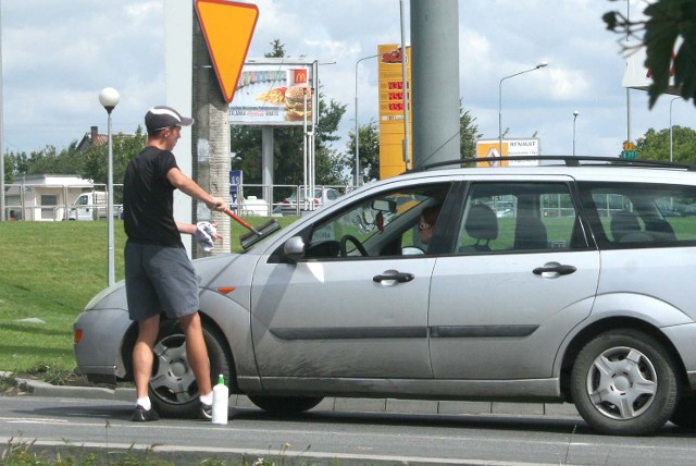 Mycie szyb to całkiem opłacalna, ale też i niebezpieczna praca.