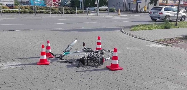 Przy wjeździe na parking do marketu audi potrąciło rowerzystkę.