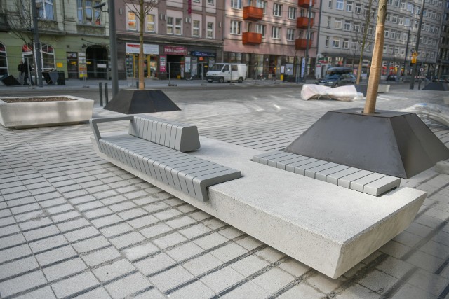 Remont mający ożywić ulicę Święty Marcin to jedna z najważniejszych inwestycji w Poznaniu. Główne prace już się zakończyły, ale trwa jeszcze montaż małej architektury. Na reprezentacyjnej arterii miasta stanęły między innymi nowe ławki.Zobacz kolejne zdjęcie --->