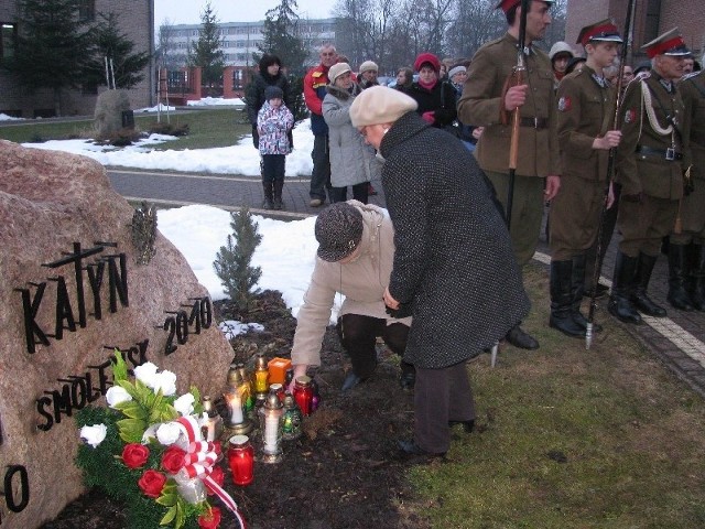 Pod pomnikiem przy kościele św. Wojciecha w Wyszkowie złożono kwiaty i zapalono znicze