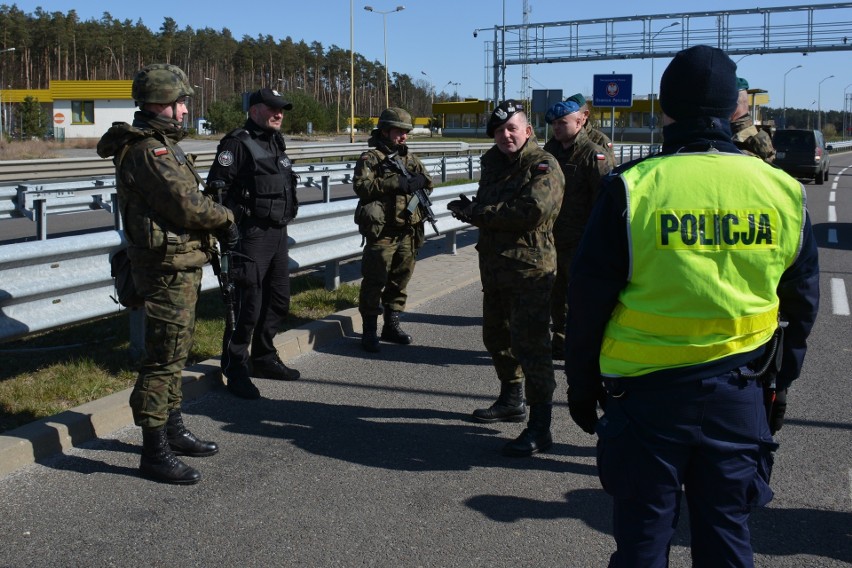 Żołnierze z 12. Brygady Zmechanizowanej pilnują granicy. Odwiedzili ich dowódcy. Zobacz zdjęcia