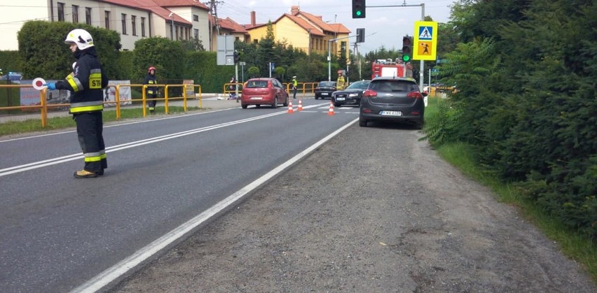 Niebezpieczna akcja pod Wadowicami. Radiowóz w czasie pościgu zderzył się ze ściganym samochodem