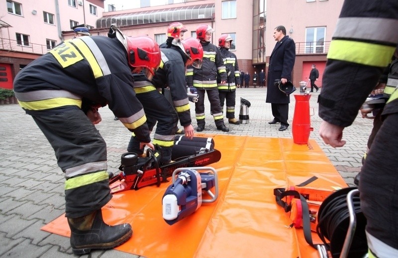 Strażacy dostali nowoczesny wóz strażacki z drabiną o wys. 42 metrów [FILM, zdjęcia]