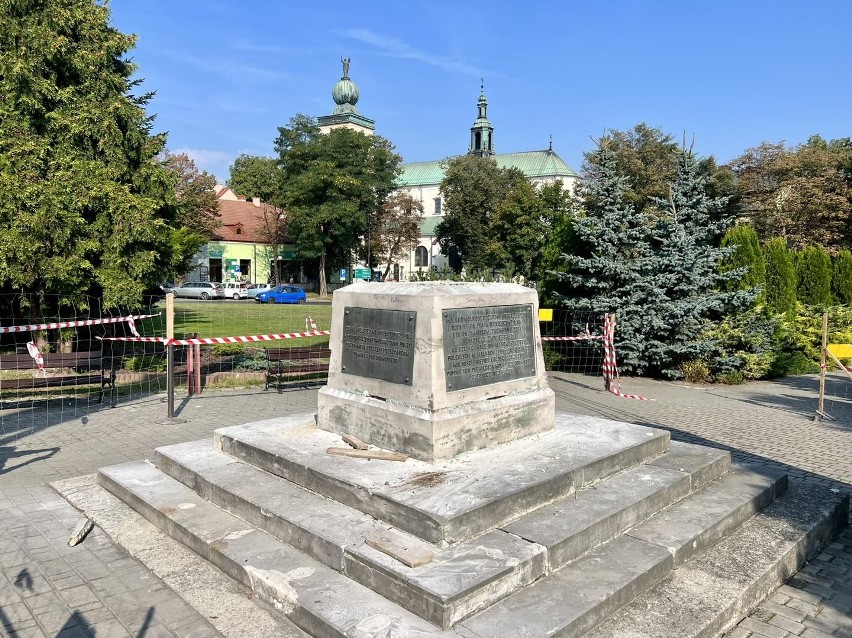 Demontaż pomnika z Orłem w Miechowie