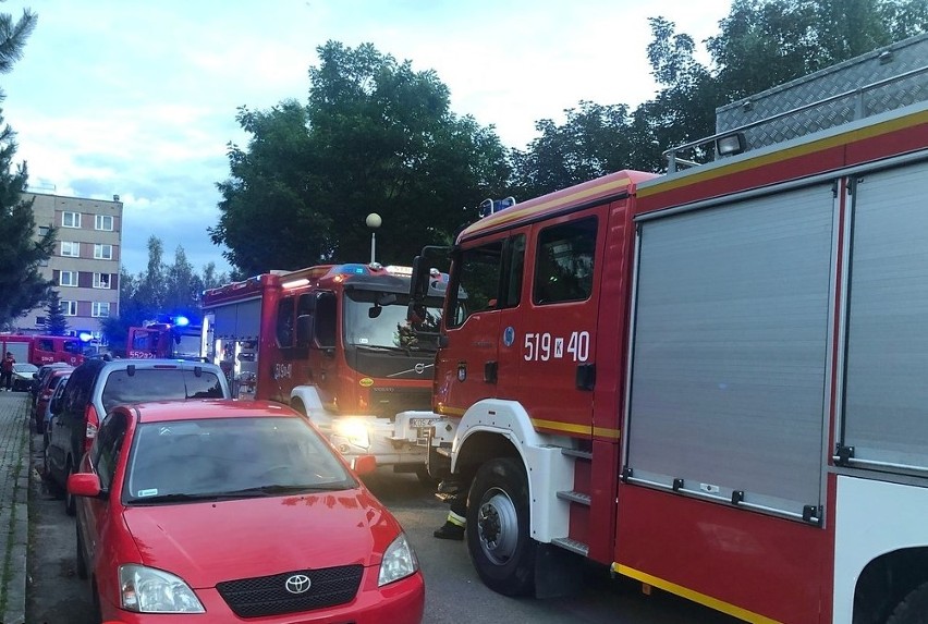 Duże pojazdy pożarnicze z trudem zmieściły się na wąskiej...