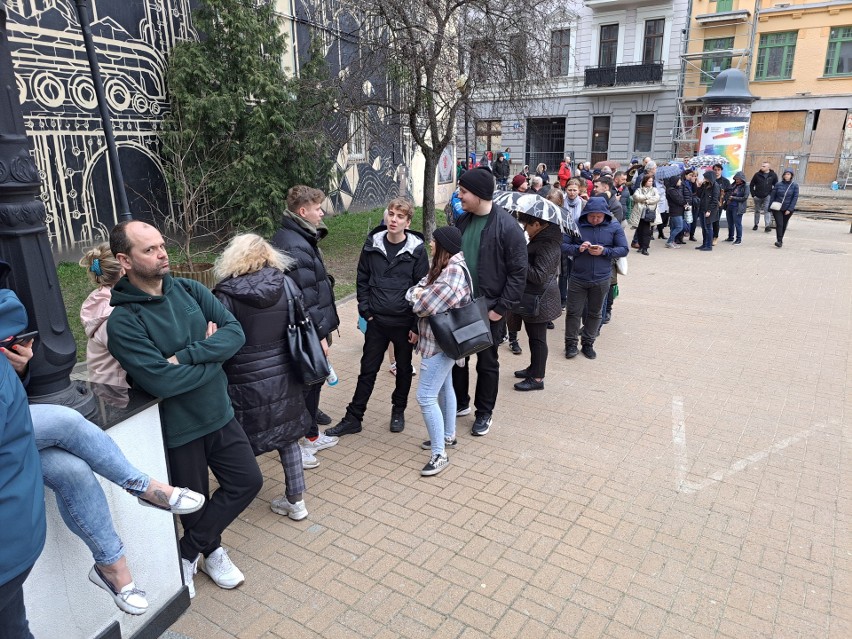 Tłum łodzian szturmował kasę biletową w Teatrze Powszechnym w Łodzi! Bilety kosztowały złotówkę