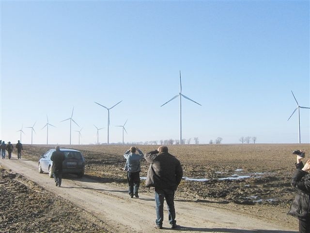 Mieszkańcy trzech wsi oglądali turbiny nad morzem. Za kilka lat podobna farma ma powstać wokół Wierzbnika. (UM Grodków)
