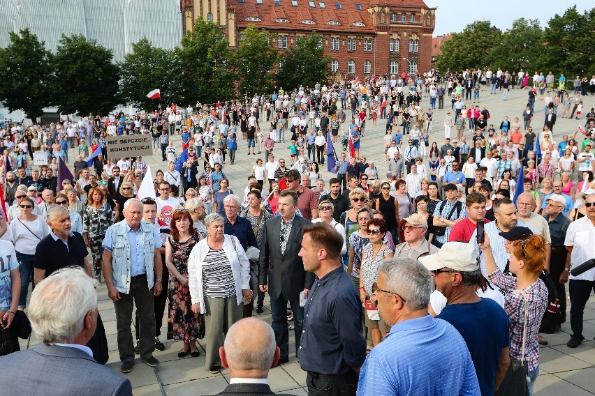 Protest na Placu Solidarności przeciwko reformie sądów. Przyszedł tłum [zdjęcia, wideo] 