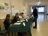 Zakończyła się druga tura wyborów samorządowych w powiecie radomskim. Głosują mieszkańcy siedmiu gmin. Oto nasz raport na bieżąco