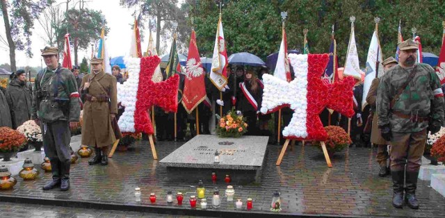 Główne uroczystości odbyły się tradycyjnie na kozienickim cmentarzu, przed mogiłami poległych żołnierzy.