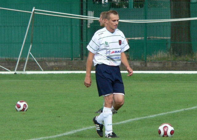 Daniel Grymuła (na zdjęciu) oraz pozostali piłkarze Skaryszewianki Skaryszew odnieśli siedemnaste zwycięstwo w sezonie. Tym razem podopieczni Ryszarda Ochodka pokonali 2:0 KS Jastrząb