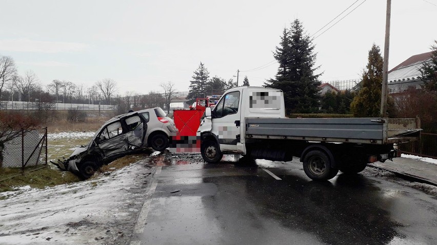Śmiertelny wypadek w Stanisławicach. Dwa samochody zderzyły się czołowo [ZDJĘCIA]