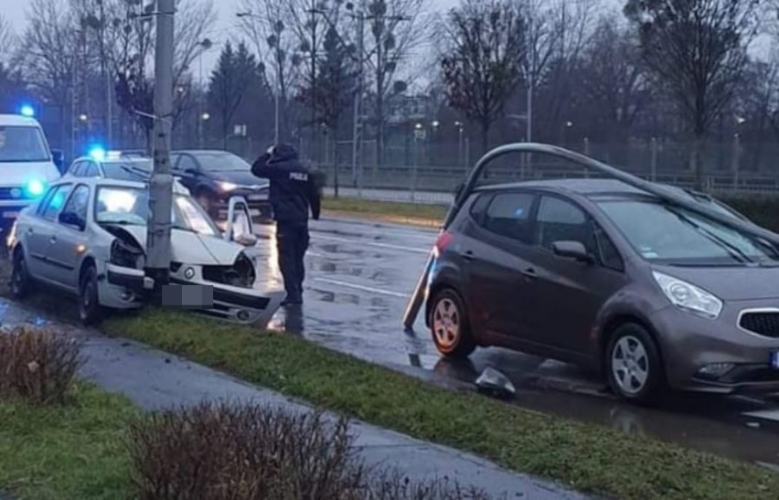 Wypadek na Bałtyckiej. Latarnia spadła na samochód (ZDJĘCIA)