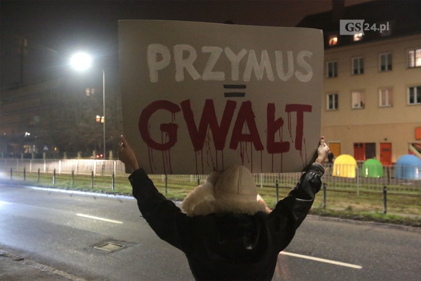 Strajk kobiet w Szczecinie. Pikieta przed siedzibą PiS -...