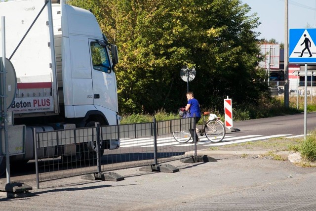 Piesi na siódemce muszą wymuszać pierwszeństwo, aby przejść na drugą stronę drogi.