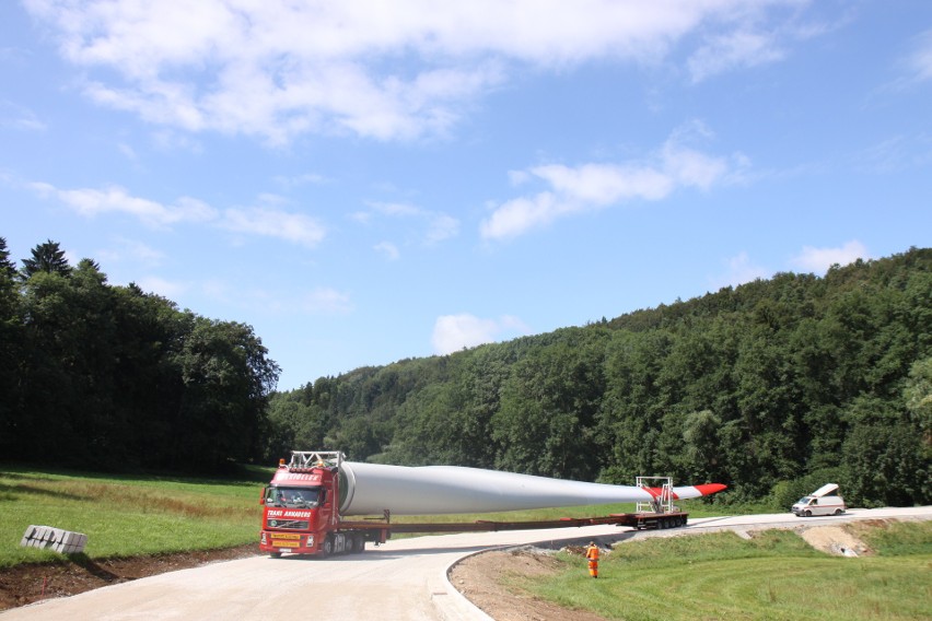 TRANSANNABERG specjalizuje się w przewozie elektrowni wiatrowych. Nie ma wiatraka, którego nie dostarczy we wskazane miejsce