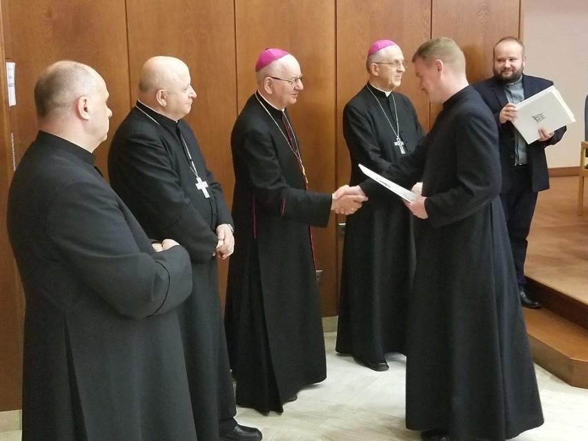 Abp Stanisław Budzik wraz z biskupami pomocniczymi wręczyli...