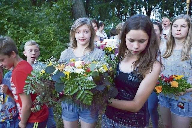 W Wielgiem wszyscy wyruszyli nad jezioro, by w sobótkową noc zgodnie ze słowiańską tradycją puszczać wianki na wodę