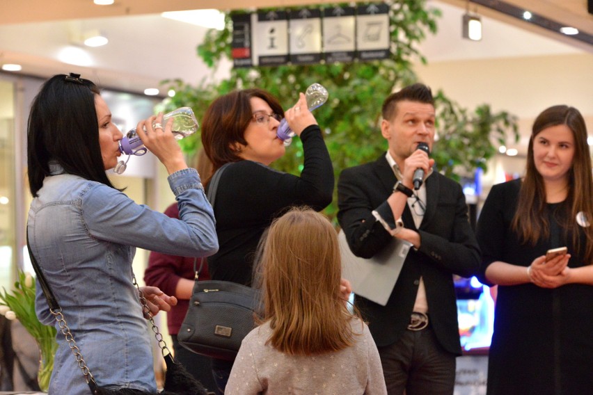 Konkurs na Dzień Kobiet w Galerii Echo w Kielcach – pili wodę z butelki filtrowanej na czas. Zobacz, jak sobie radzili (WIDEO, ZDJĘCIA)