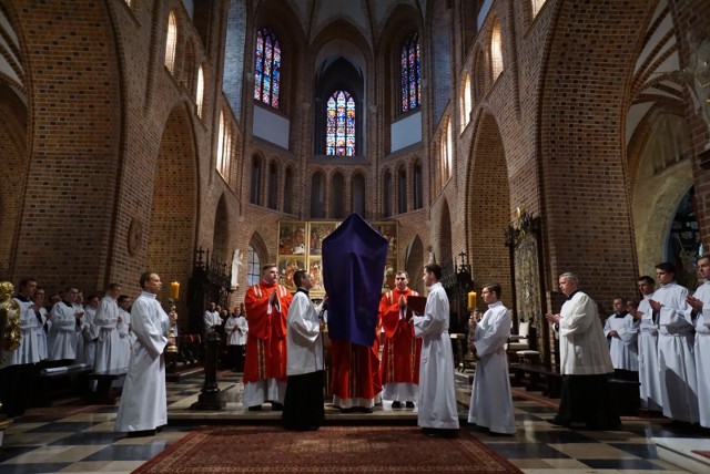 Najbardziej uroczysta liturgia odbędzie się w katedrze, pod przewodnictwem arcybiskupa Stanisława Gądeckiego, o godz. 17