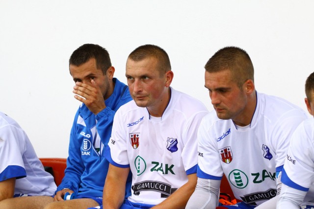 Piłkarze MKS-u: (od lewej) Adam Orłowicz, Krzysztof Ulatowski i Michał Glanowski czekają na ostateczną decyzję, w której lidze będzie grał ich zespół.