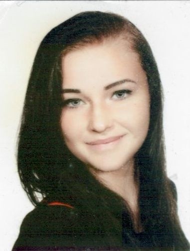 Zaginiona Paulina Miech-Pytlakowska ma 18 lat, jest szczupłej budowy ciała, ma 170 cm wzrostu, długie włosy blond z czarnymi końcami, niebieskie oczy.