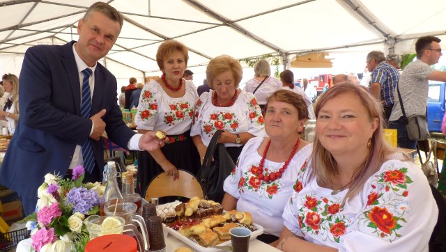 Pycha! - Sławomir Kowalczyk, burmistrz Opatowca, gratulował paniom z kół gospodyń nieprzeciętnych talentów kulinarnych.