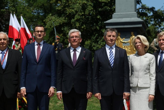 30.06.2019 lublin ciagl dalszy obchodow 450 lecia unii polsko litewskiej. uroczystosci przeniosly sie na plac litewski gdzie pod pomnikiem unii lubelskiej delegacje zlozyly wience. unia lubelska delegacja pomnik wieniec unia polsko litewska plac litewski kwiaty 450 lecie nz mateusz morawiecki stanislaw karczewski marek kuchcinski  inara murniece viktoras pranckietis fot. lukasz kaczanowski/polska press